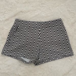 Express printed shorts with ::pockets::